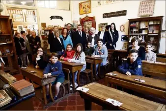  ?? (Photos Patrick Blanchard) ?? Samedi matin, Monique Broussais, présidente de l’associatio­n Les Amis du musée de l’école publique, a accompagné les premiers visiteurs, dont le maire d’Ollioules Robert Bénéventi et les élus du conseil municipal des jeunes.