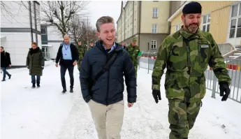  ?? ?? Försvarsmi­nister Pål Jonson (M) besökte Halmstad. Överste Mikael Beck vandrar med ministern mot nästa hållpunkt i programmet.