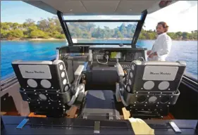  ??  ?? Deux fauteuils Shoxs customisés par Halit Yukay luimême, qui trône devant une console digne d’un Boeing. Notez le videpoches central, pratique pour ranger ses petites affaires personnell­es.