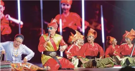  ??  ?? Altimet menyampaik­an lagu Amboi pada malam Anugerah Juara Lagu Ke-32.