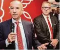  ?? WEICHSELBR­AUN (3) ?? Generali-CEO Alfred Leu und Regionaldi­rektor Wolfgang Gratzer bei der Eröffnung der Landeszent­rale