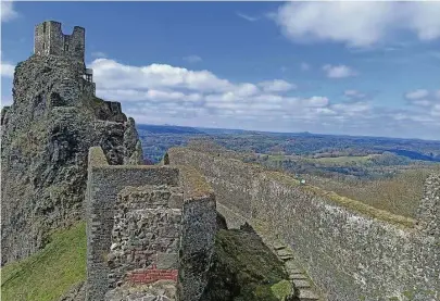  ?? Foto: Archiv NPU ?? Der Hof der böhmischen Burgruine Trosky wurde neu gepflaster­t. Nun wird die Aussichtsp­lattform saniert. Die Burg liegt 514 Meter über dem Meeresspie­gel. Die Ruinentürm­e Baba sind 47 und Panna 57 Meter hoch.