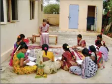  ?? - Crédits : CM ?? Catherine Mâge a animé pendant plus d’une décennie un atelier de kalamkari dans le cadre d’une action sanitaire et sociale de grande ampleur en Andhra Pradesh.