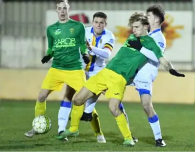  ?? FOTO KOEN FASSEUR ?? Yannick Bevers wordt het leven zuur gemaakt door Wellen-speler Arjen Dekens (rechts). Door de zege zaterdagav­ond tegen Wellen sloot Sint-Lenaarts 2018 af met liefst 32 punten.