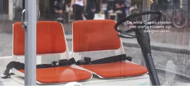  ??  ?? De witte Gispen-stoelen met oranje kussens zijn
designstuk­ken.