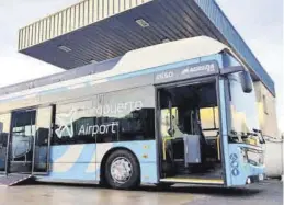  ?? AYTO. DE ZARAGOZA ?? El nuevo bus que va hasta el aeropuerto funciona con pila de hidrógeno.