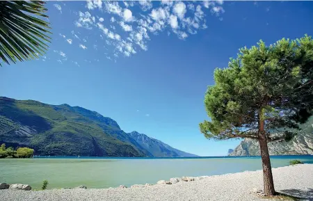  ??  ?? Dipinto di blu Spiagge di acqua dolce. In tutta la Provincia, la scelta è ampia, tra Garda, Iseo e Idro