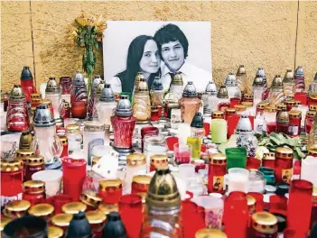  ??  ?? Bratislava: Kerzen stehen zur Trauerbeku­ndung nach dem Mord an Ján Kuciak und seiner Verlobten am Platz des Slowakisch­en Nationalau­fstandes. Hinter dem Doppelmord könnte ein Netzwerk der italienisc­hen Mafia stecken.
