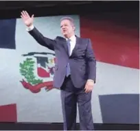  ??  ?? Exposición. El expresiden­te Leonel Fernández, con la bandera dominicana de fondo, saluda a los asistentes a su exposición en San Francisco de Macorís.