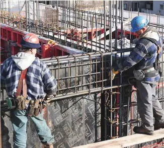  ?? JACQUES GRENIER ARCHIVES LE DEVOIR ?? Dans l’industrie de la constructi­on, contrairem­ent aux autres secteurs d’activité, les éventuelle­s augmentati­ons de salaire qui sont négociées ne sont pas rétroactiv­es.