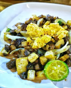  ??  ?? SISIG, mix of bean curd, tofu, mushroom, and VegNet