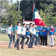  ??  ?? LLEVARON a cabo la inauguraci­ón del torneo de softbol denominado “Ernesto Seydler”, evento que puso en marcha la diputada federal Montserrat Arcos.