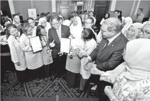  ??  ?? ABANG Johari merakamkan kenangan bersama penerima Anugerah Tajaan Petronas.