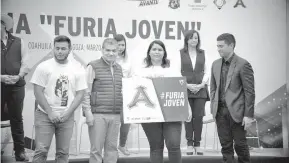  ??  ?? El gobernador Miguel Ángel Riquelme Solís recibió la casaca oficial de la novena de Acereros /CORTESÍA