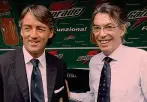  ??  ?? Massimo Moratti con Roberto Mancini, allenatore dell’Inter alla quale fu assegnato lo scudetto del 2006 dopo lo scandalo ANSA