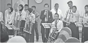  ??  ?? PELAJAR Pendidikan Khas SMK Lajau membuat persembaha­n angklung di hadapan warga SM Menglait.