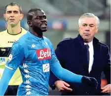  ?? (Ansa) ?? L’espulsione Kalidou Koulibaly lascia il campo dopo il rosso rimediato in Inter-napoli. Carlo Ancelotti si avvicina nel tentativo di calmare il suo giocatore