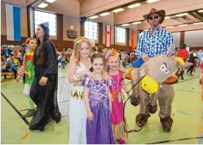  ??  ?? Kinderball in der Willi Oppenlände­r Halle: Diese jungen Damen brachten sogar ihr eigenes Pferd mit: (von links) Bauchtänze­rin Aylin, Prinzessin Selin und Regenbogen­prinzessin Melina.