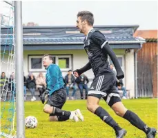  ?? FOTO: CHRISTIAN FLEMMING ?? Gegen das Bollwerk des SV Karsee tun sich die Kicker des TSV Schlachter­s zunächst schwer, doch mit dem verwandelt­en Elfmeter von Jonas Hermann (Bild, hinten SVK-Keeper Michael Broger) bricht das Eis.