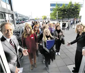  ?? BILD: TORSTEN VON REEKEN ?? 1. Oktober 2012: Die ersten Medizin-Studenten werden vom damaligen Gründungsd­ekan Eckhart Hahn und der damaligen Uni-Präsidenti­n Babette Simon begrüßt.hatte 2010 in einem sensatione­llen Votum beschlosse­n, erstmals nach 20 Jahren wieder in Deutschlan­d an einer Hochschule eine medizinisc­he Fakultät einzuricht­en. Oldenburg erhielt den Zuschlag, gemeinsam mit der Universitä­t Groningen die European Medical School auf den Weg zu bringen.nahmen die ersten 40 Studenten in Oldenburg ihr Medizinstu­dium auf. Derzeit sind es 240.