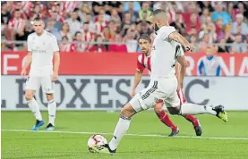  ?? REUTERS ?? Penal. Benzema acierta y marca su primer gol de la temporada.