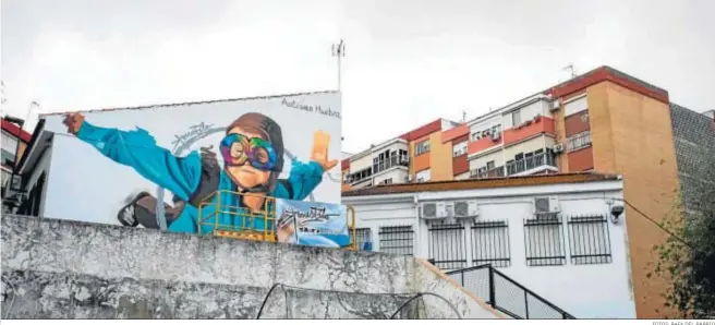  ?? FOTOS: RAFA DEL BARRIO ?? El mural realizado por Konestilo en la fachada lateral del centro de la Asociación Autismo Huelva Ánsares que da a la plaza de Los Templetes, en el barrio de La Orden.