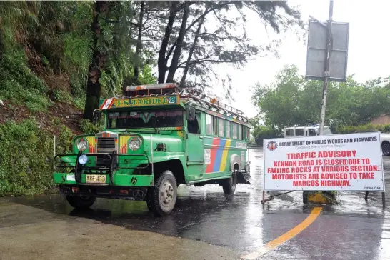  ?? Photo by Redjie Melvic Cawis ?? OFF LIMITS. Authoritie­s reiterated Kennon Road is closed to vehicular traffic due to the various landslide and rockslides occurring along the historic road. Only residents along Camp 1 to Camp 6 areas are allowed to enter the road.