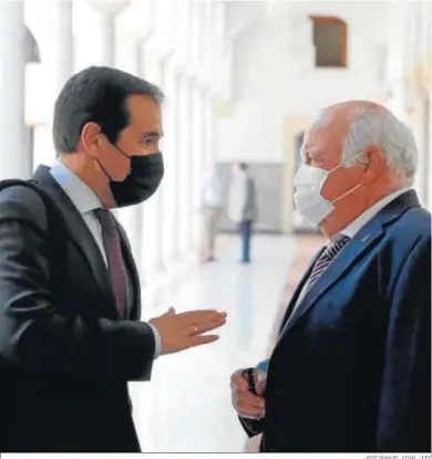  ?? JOSÉ MANUEL VIDAL / EFE ?? El portavoz del PP en el Parlamento, José Antonio Nieto, conversa con Jesús Aguirre ayer en el Paramento.