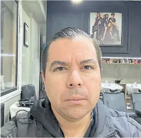  ?? ?? En el local. Hace 11 años que Guzmán trabajaba en la peluquería.