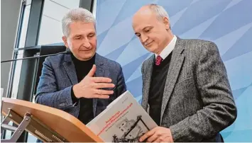  ?? Foto: Peter Fastl ?? Wirtschaft­sminister Andreas Pinkwart aus Nordrhein Westfalen (links) bekam als Gastgesche­nk beim FDP Neujahrsem­pfang ein Buch über die historisch­e Augsburger Wasserwirt­schaft von Autor Martin Kluger.