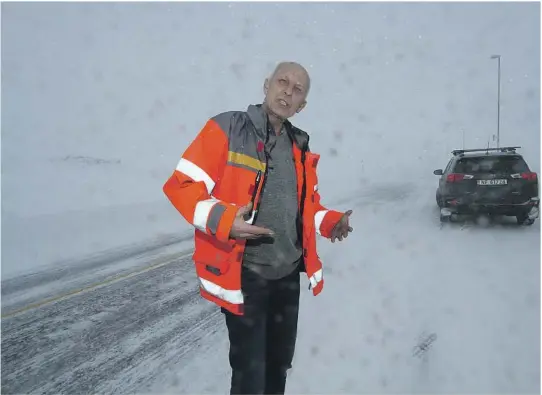  ?? ALLE FOTO: KNUT HEGGENES ?? TØFFE FORHOLD: Det kan vaere svaert tøffe forhold på Haukeli. Det har ikke minst årets vinter vist. John Holskar Nilssen er ansvarlig i veivesenet for Haukelifje­ll. Her er han fotografer­t mellom Vågslidtun­nelen og Haukelitun­nelene for noen uker siden.