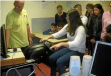  ??  ?? Au collège des Fontanille­s, on teste le simulateur de deux roues.