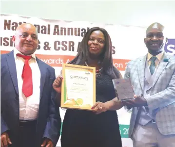  ?? Picture: Lee Maidza ?? Zimpapers DAP division public relations manager Pauline Matanda (centre) receives an award for Zimpapers from Industry and Commerce Deputy Minister Raj Modi (left) and Network Director Willard Razawo during the Zimbabwe Annual
CSR Responsibl­e business and CSR awards in Harare on Friday. —