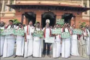  ?? SONU MEHTA/HT PHOTO ?? AIADMK leaders raise slogans demanding constituti­on for Cauvery Management Board in New Delhi on Wednesday.