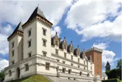  ??  ?? L’imposant château de Pau conserve le souvenir du « bon roi » Henri IV, qui naquit en ses murs en 1553. C’est aujourd’hui un musée.