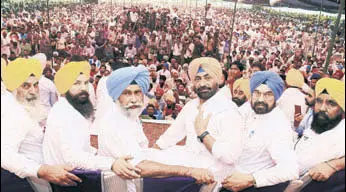  ?? SANJEEV KUMAR/HT ?? Dissident Punjab AAP MLAS, including ousted leader of opposition Sukhpal Singh Khaira, at a convention in Bathinda on Thursday.