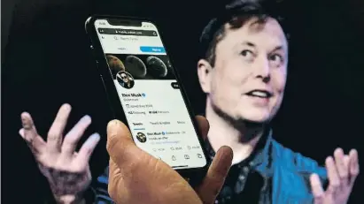  ?? OTxdxóR DOUTxóRl / AFP ?? El compte de Twitter d’Elon Musk davant una imatge de l’empresari
