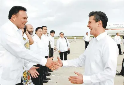  ??  ?? El primer mandatario saluda al gobernador Rolando Zapata, durante su gira por Yucatán.