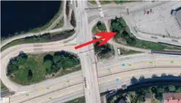  ?? FOTO: GOOGLE MAPS ?? Her kjørte Teslaen. Fra broa over E 18. Cirka fem meter ned og 20 meter bort i skogholtet før parkerings­plassen til Meny Albert.