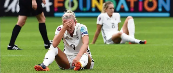  ?? Foto: Carmen Jaspersen, dpa ?? Nichts mehr sehen von der Welt: Mandy Islacker (Nr. 9) und Lena Gösling (Nr. 8) nach der 1:2 Niederlage gegen Dänemark.