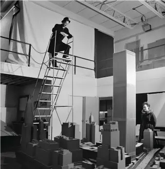  ??  ?? Minoru Yamasaki and his assistant reviewing his model for the World Trade Center, circa 1970