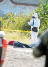  ??  ?? A un costado de la panamerica­na encontraro­n a un hombre asesinado.