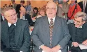 ?? FOTO: DPA ?? 1997 mit Bundeskanz­ler Helmut Kohl und dem damaligen Vorsitzend­en des Rates der EKD, Klaus Engelhardt.