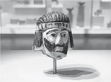  ?? Ilan Ben Zion / Associated Press ?? The figurine of a king’s head dating from biblical times and found last year in Jerusalem near Israel’s northern border with Lebanon is on display at the Israel
Museum. Scholars are trying to figure out whose face it depicts.