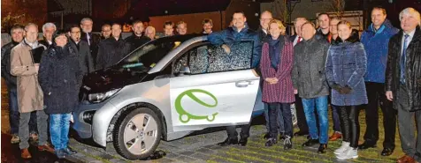  ?? Foto: Simone Bronnhuber ?? Bei Dunkelheit und Regen wurde am Montagaben­d die neue Elektrotan­kstelle von LEW auf dem Parkplatz Weite Gasse offiziell in Betrieb genommen – der komplette Stadtrat und Vertreter des Betreibers waren mit dabei. Es ist nicht die erste Ladesäule in...