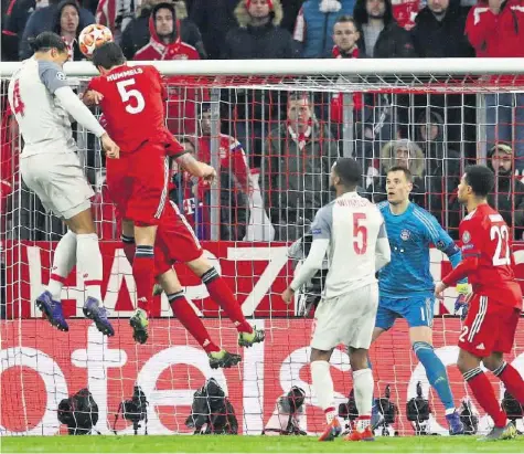  ?? GETTY ?? Das Tor, das den Bayern die Hoffnung raubte: Virgil van Dijk (l.) gewinnt das Luftduell gegen Mats Hummels und Javi Martínez.