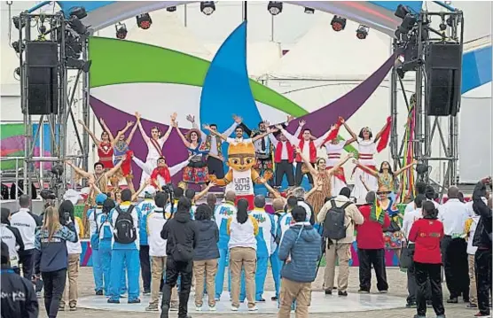  ?? (AP) ?? Todos juntos. Integrante­s de las delegacion­es de Argentina y de Aruba disfrutaro­n de la ceremonia de bienvenida en la Villa Olímpica en Lima.