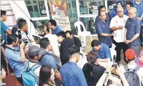  ??  ?? Riot looking at the interview registrati­on prosses at the Job Fair organised by the Ministry of Human Resources at UTC Kuching on May 20, 2017.