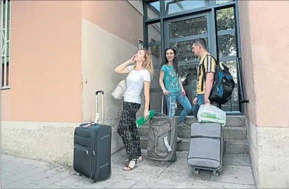  ?? MARC ARIAS ?? “¿Aquí vienen turistas?”. Tres ucranianos esperan al dueño de su piso entre Lluís Borrassà y Alfons el Magnànim, en el corazón del Besòs