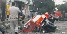  ??  ?? HUNDIMIENT­O. Un camión de Protección Civil cayó a un socavón generado por las lluvias.